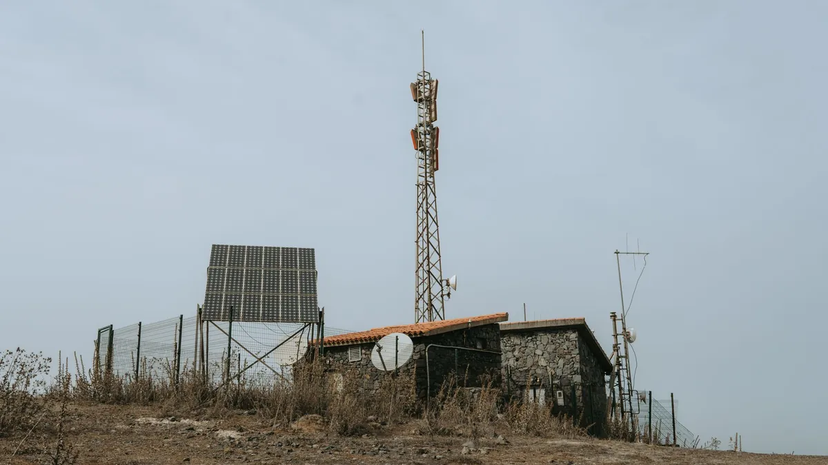 Pannelli solari e antenna satellitare installati in un’area remota