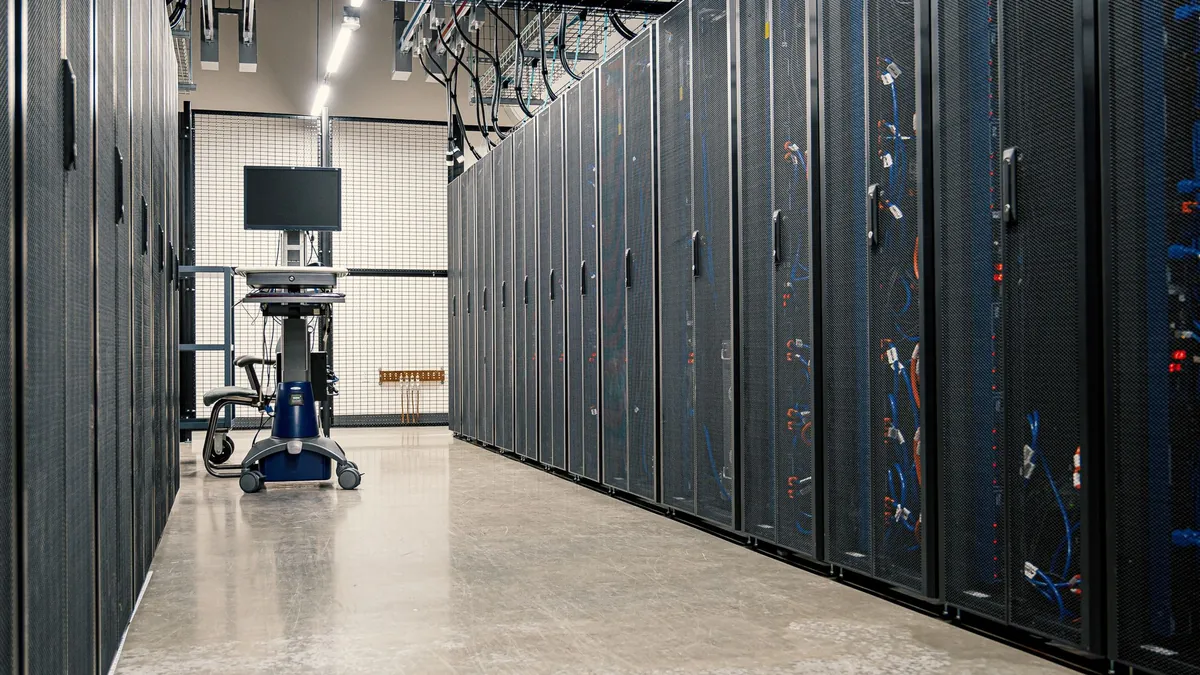 Corridoio di data center con server protetti per servizi di cybersecurity
