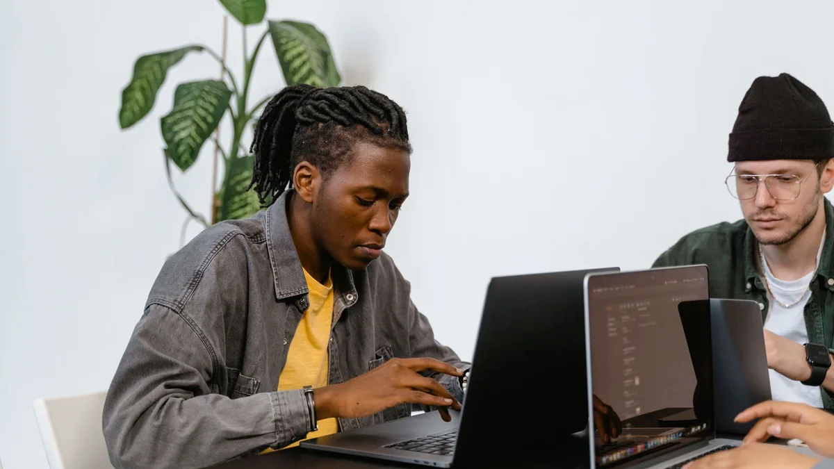 Due imprenditori concentrati sui laptop in un ufficio startup