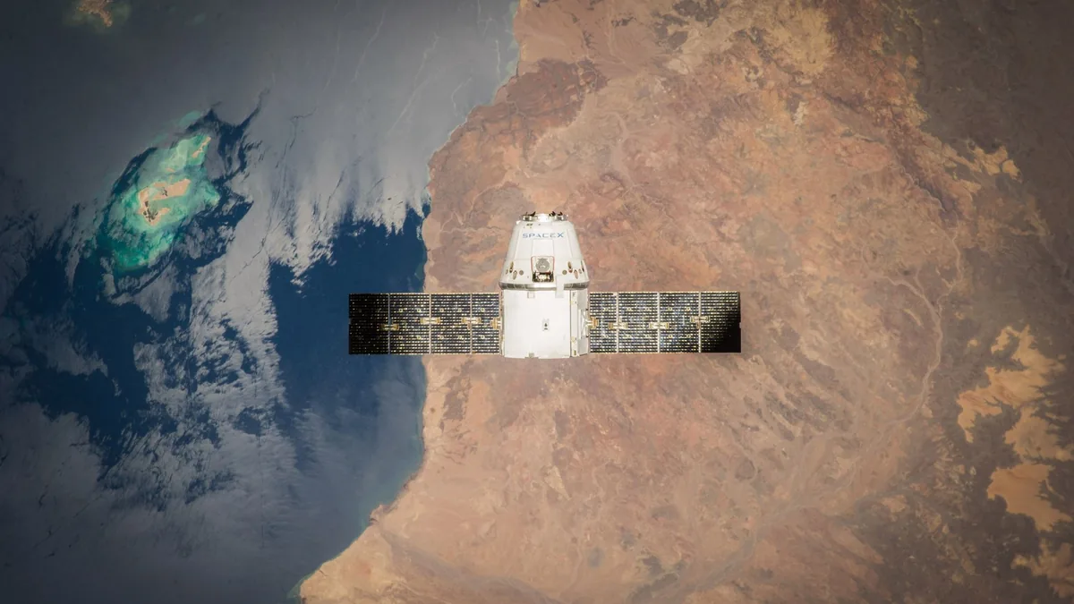 Satellite con pannelli solari in orbita sopra la Terra