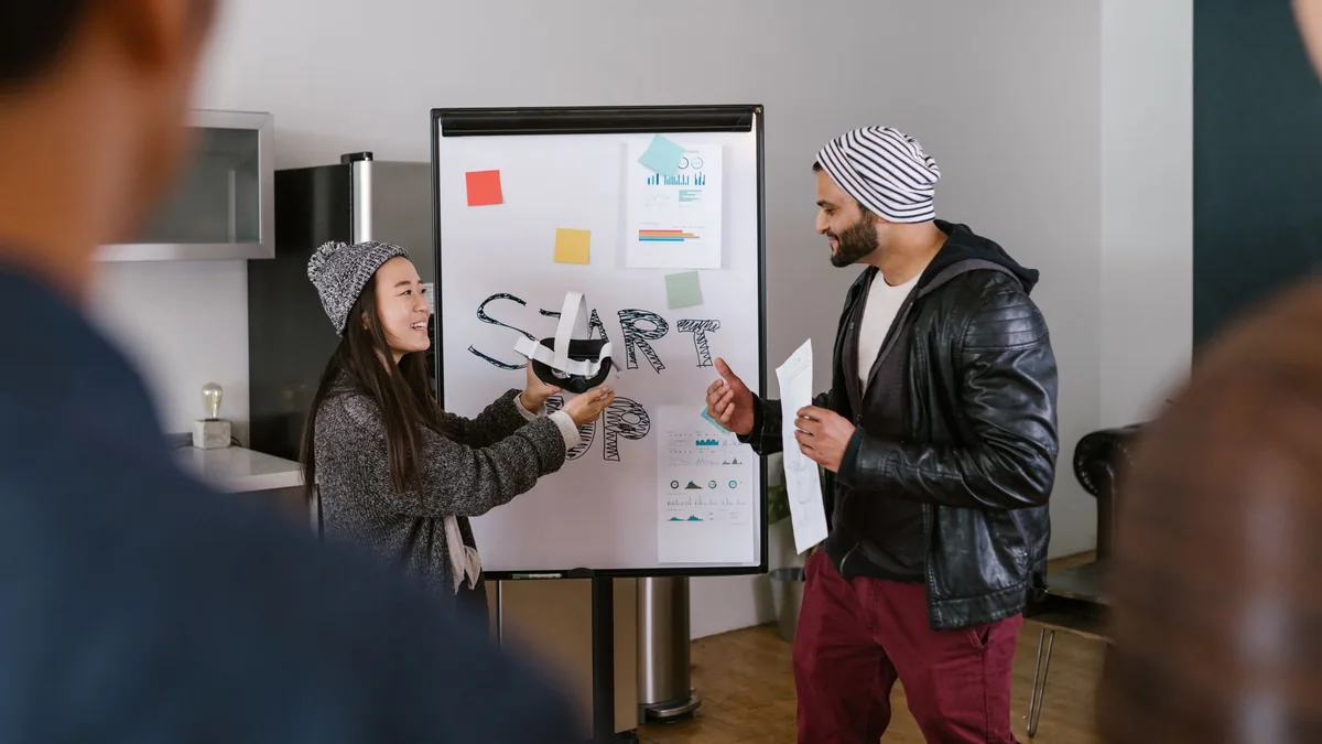 Startup team durante una sessione di strategia alla lavagna