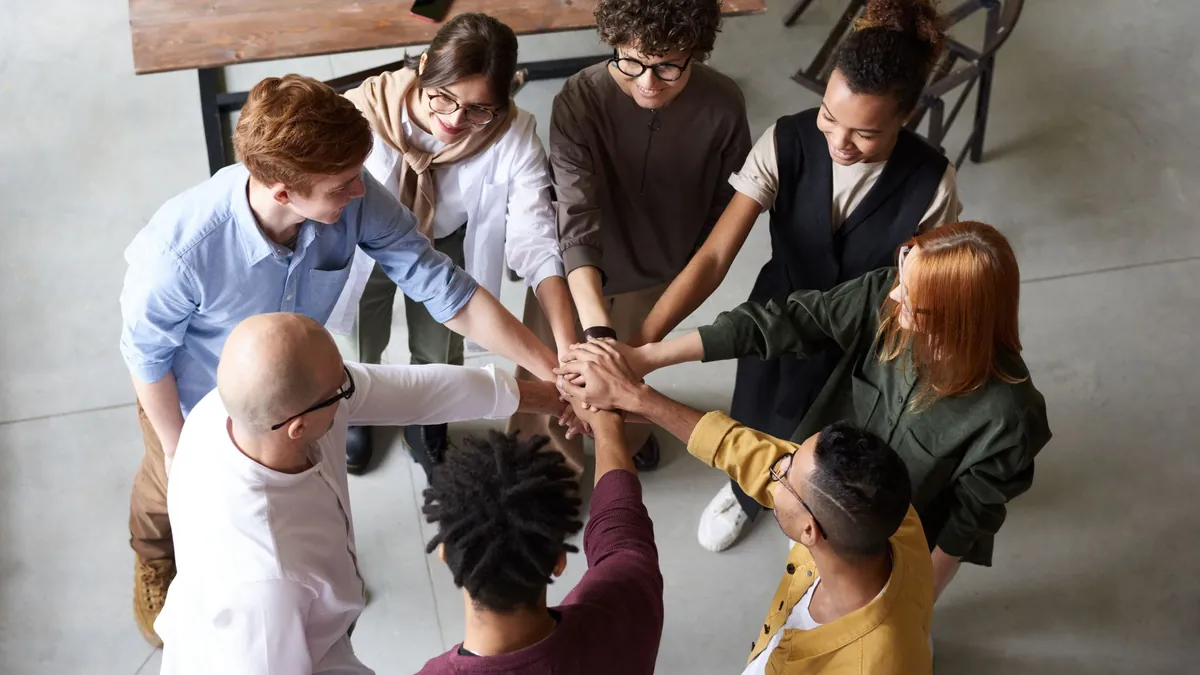 Responsabili delle risorse umane durante una sessione di valutazione delle competenze