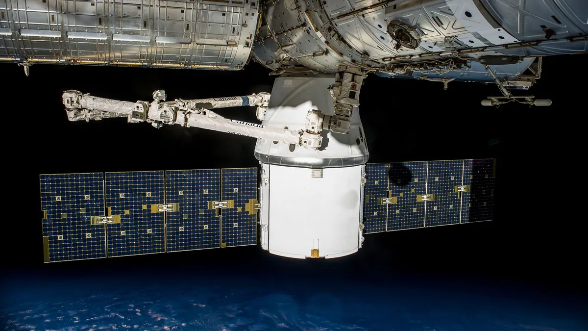Satellite con pannelli solari in orbita intorno alla Terra